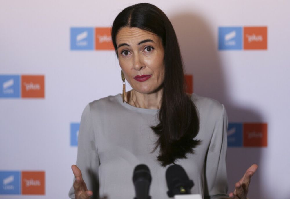 CLOTILDE ARMAND CALCĂ ÎN PICIOARE DECIZIA BEC ȘI ÎL SUSȚINE PE NICUȘOR DAN PE REȚELELE DE SOCIALIZARE