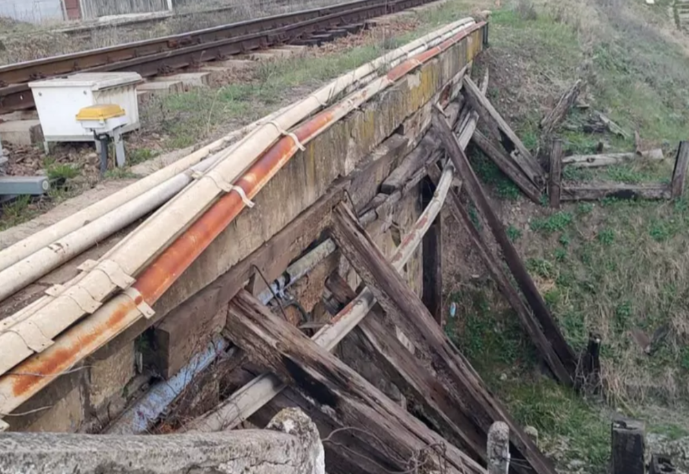 Podul CFR sprijinit cu proptele din lemn, se află în program de reabilitare