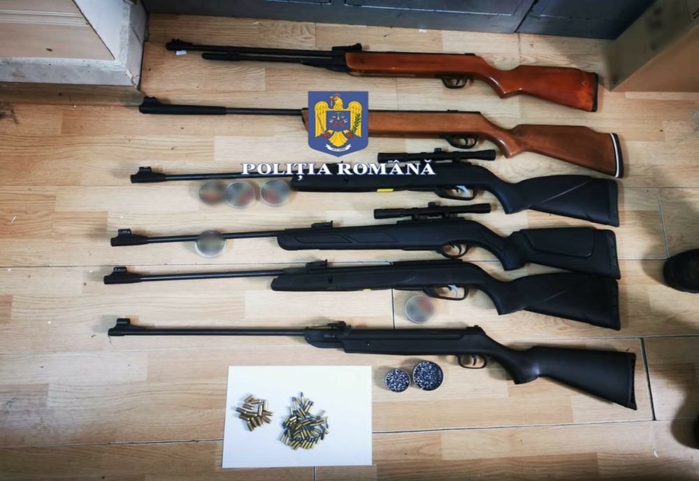 Arme deținute ilegal, descoperite de polițiști în urma unor percheziții