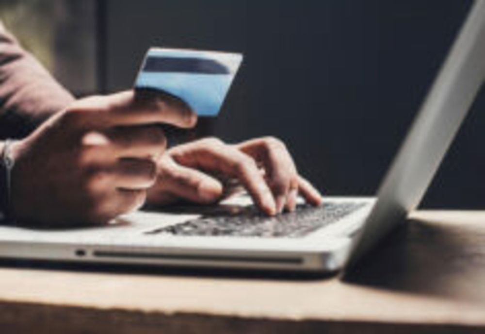 Un bărbat a cumpărat un pistol de pe internet și s-a ales cu dosar penal