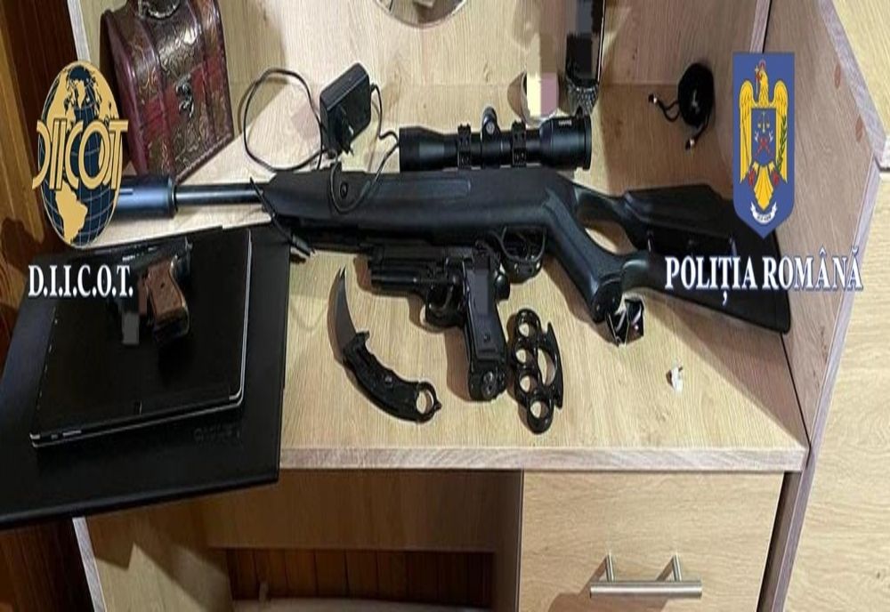 Bărbat prins în flagrant în timp ce vindea droguri. Ce au mai găsit polițiștii asupra lui și la domiciliul acestuia