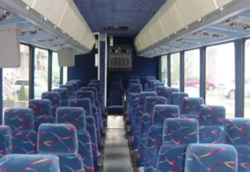 Șofer de autobuz arestat după ce a lovit cu pumnii în cap o bătrână pentru că nu se așeza mai repede pe scaun