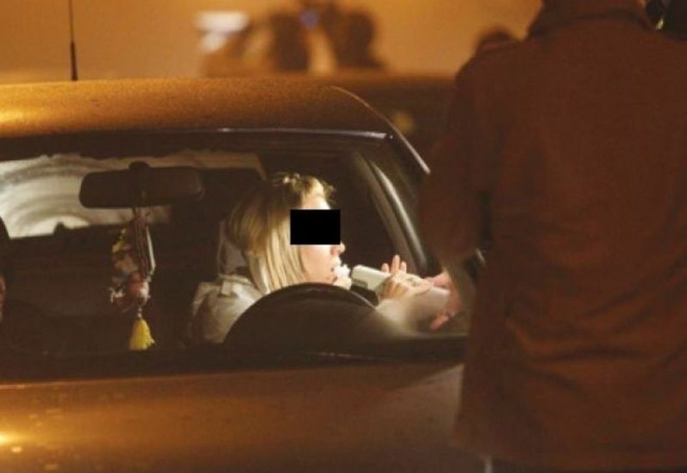 Șoferiță cu o alcoolemie de 0,52 mg/l alcool pur în aerul expirat, depistată de polițiști 