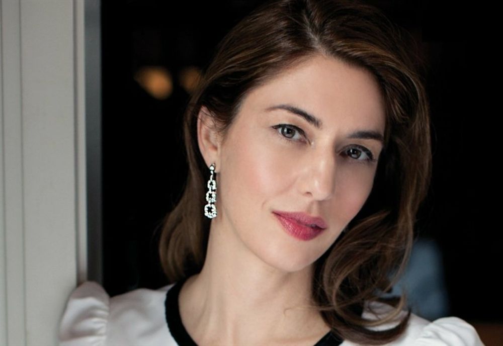 Coafura care ascunde un nas mare