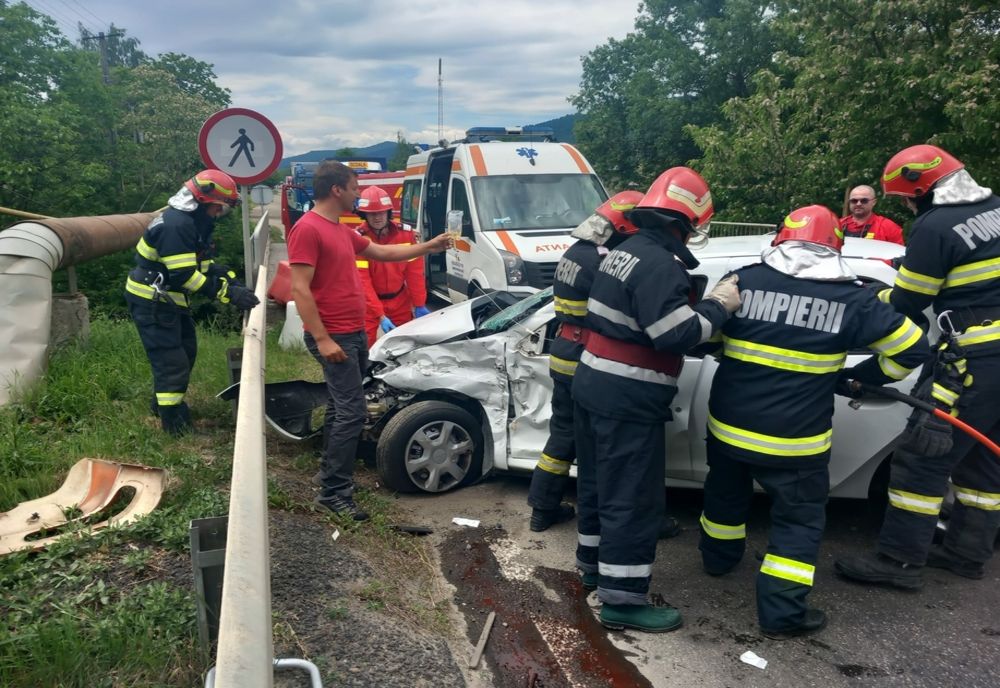 ACCIDENT grav în Neamț! Unul dintre șoferi a rămas încarcerat!
