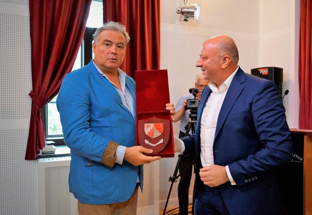 Istoricul Adrian Cioroianu, directorul Bibliotecii Naționale a României, și-a lansat în Bacău volumul „Frumoasă era Sena pe sub florile mele”