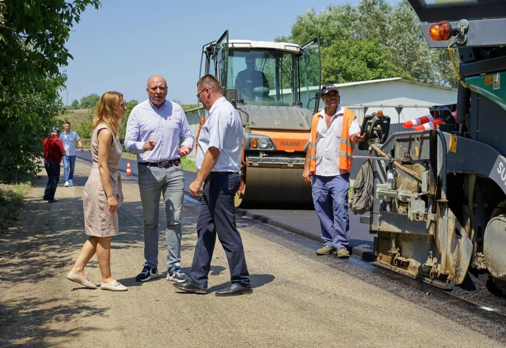 Continuă asfaltările în județ: DJ 252C