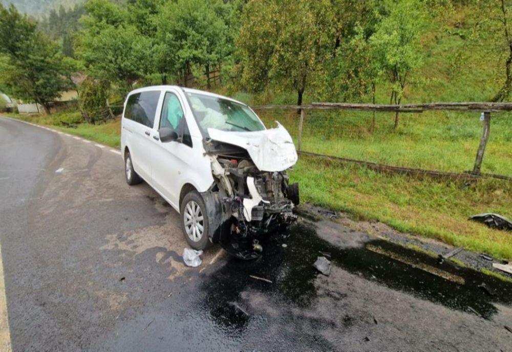 Microbuz cu 7 copii, implicat într-un grav accident de ciruclație în județul Bacău