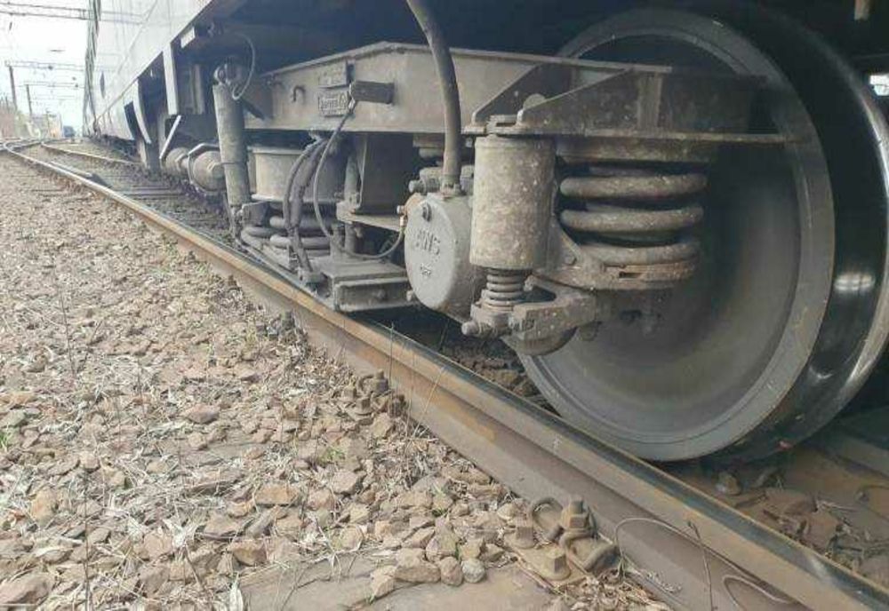 TRAGEDIE LA COMĂNEȘTI. O MINORĂ DE 17 ANI, ACCIDENTATĂ MORTAL DE UN TREN