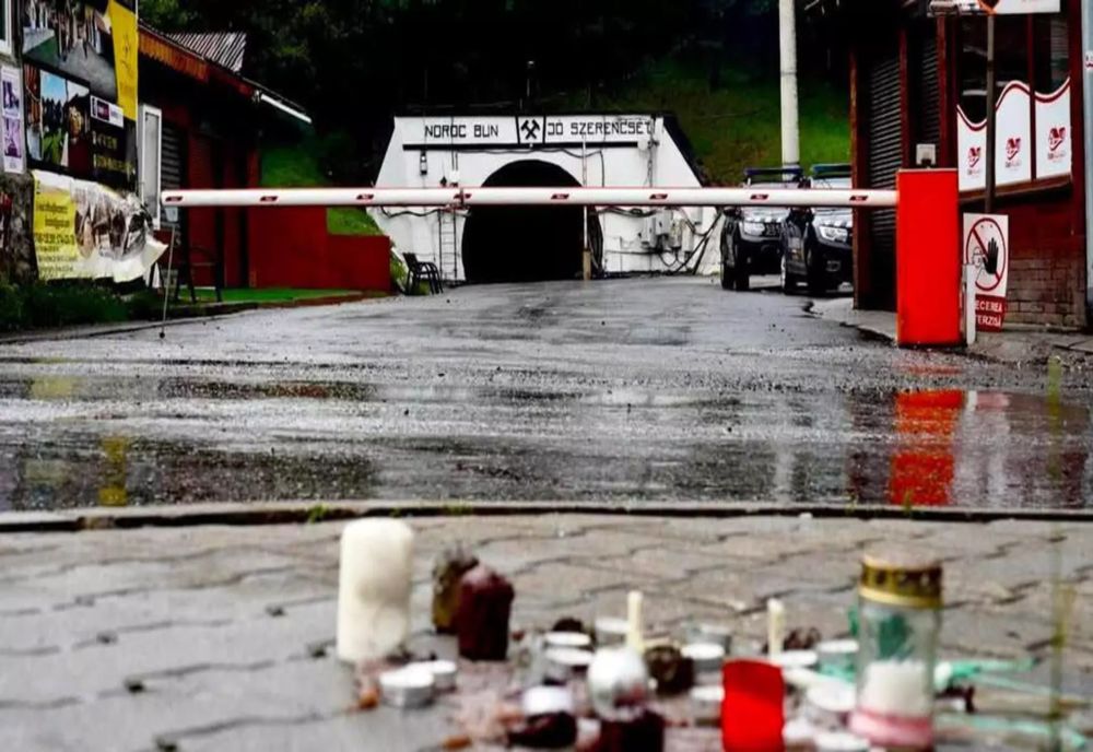 MOBILIZARE IMPRESIONANTĂ LA PRAID PENTRU PREVENIREA UNUI DEZASTRU: SUTE DE VOLUNTARI AU AJUTAT LA CONSTRUIREA DIGURILOR DE PROTECȚIE