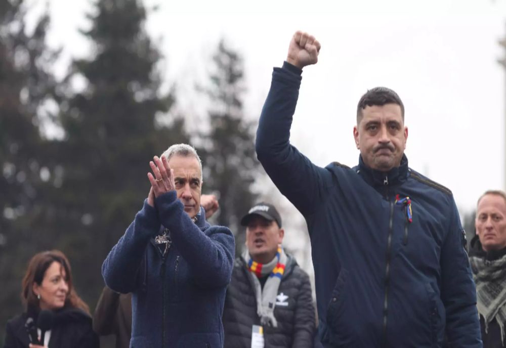 Mobilizare generală de 1 Decembrie! Mii de oameni ies în stradă la Alba Iulia alături de Călin Georgescu și George Simion