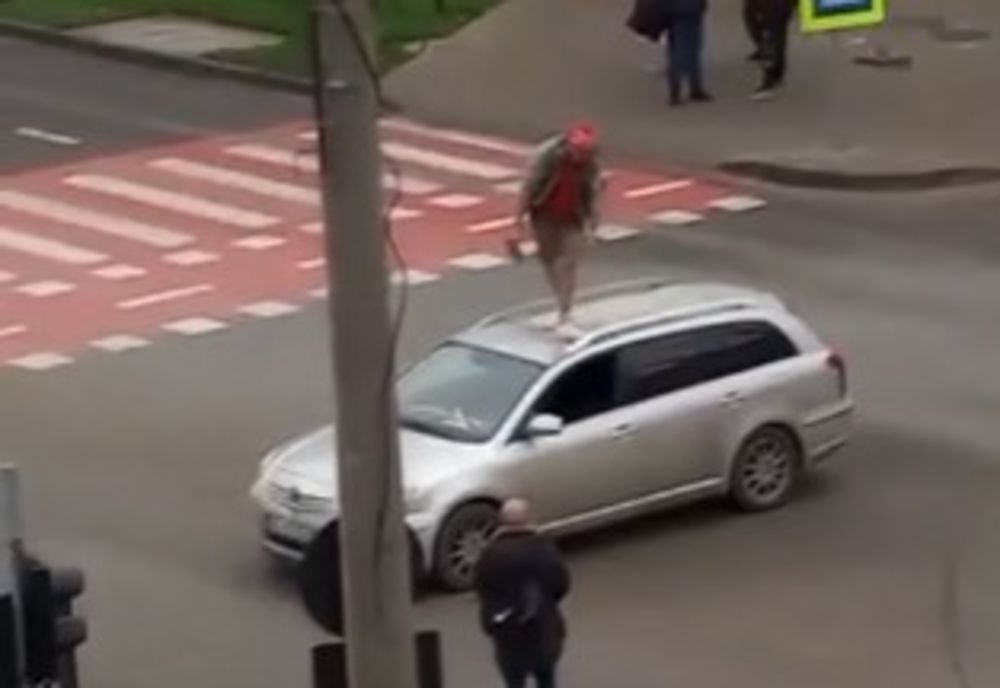 Tânăr aflat sub influența alcoolului, spectacol în mijlocul unei intersecții din Bacău. A oprit traficul și s-a urcat pe mașină ca să citească o carte.