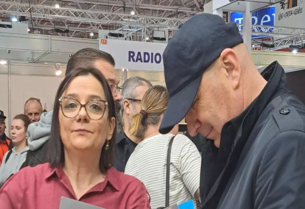 Apariție bizară a premierului la Târgul de Carte! Ilie Bolojan a venit „incognito” cu șapcă pe cap și le-a cerut oamenilor să nu îl fotografieze