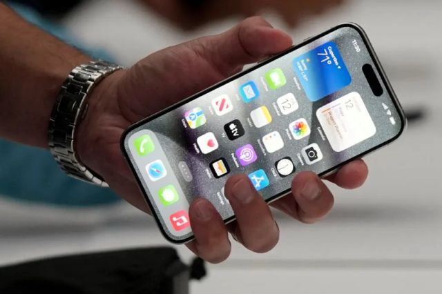 Închisoare cu executare după furtul unui iPhone de pe terasa unui bar