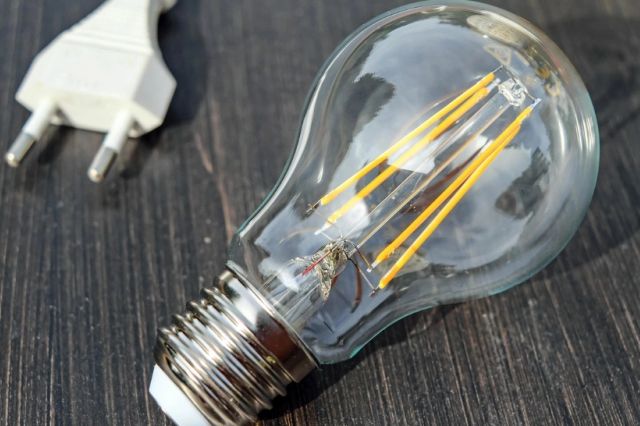 Țările din UE care au cele mai mici prețuri la energie. Românii plătesc dublu la facturile de curent