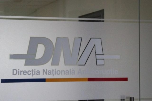 Șeful Autorității Vamale Române, Mihai Savin, reținut de DNA într-un dosar privind presupuse fapte de fals și uz de fals. Alți doi funcționari, vizați în anchetă