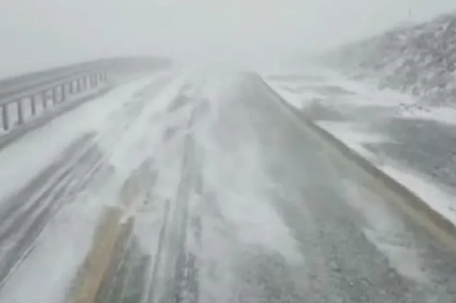 Alertă ANM de cod portocaliu și galben: rafale de până la 130 km/h și ninsori în plină primăvară. Zonele afectate de vremea extremă - HARTA