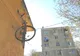 FOTO:De frica hoților, își urcă bicicleta la etajul IV pe sârmă. Până acum a rămas de trei ori fără bicicletă