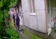 VIDEO ȘOCANT:Un pechinez inofensiv, omorât cu un topor de vecinii proprietarului. Stăpânii cățelușei au privit înmărmuriți scenele șocante surprinse pe camerele de supraveghere