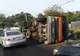VIDEO:Accident spectaculos la Scorțeni. Un camion încărcat cu fier vechi s-a răsturnat într-o curbă