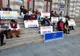 GALERIE FOTO:„Luptăm pentru Sorina!”. Protest inedit pe treptele Prefecturii Bacău pentru anularea adopției internaționale a fetiței de opt ani luată de lângă familia în care a crescut