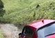 A rămas blocat cu mașina pe un teren accidentat şi a fugit de la faţa locului. Șoferul nu avea permis