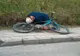 S-a urcat beat pe bicicletă, s-a dezechilibrat și a căzut