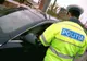 Doi tineri cercetaţi de poliţişti pentru abuz de încredere şi conducere fără permis