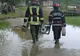 Două curți inundate în Bacau! Au intervenit pompierii