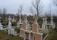 O pacientă lăsată nesupravegheată a fugit din spital și a fost găsită moartă. La înmormântarea femeii, soțul a murit și el, chiar în cimitir