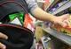 Un bărbat a furat produse din două magazine de peste 6 mii de lei