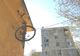 FOTO:De frica hoților, își urcă bicicleta la etajul IV pe sârmă. Până acum a rămas de trei ori fără bicicletă