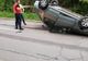 FOTO: Accident spectaculos lângă parcul Cancicov! O mașină s-a răsturnat după ce a lovit cu roata o gură de canal