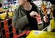 Tânără prinsă la furat într-un supermarket
