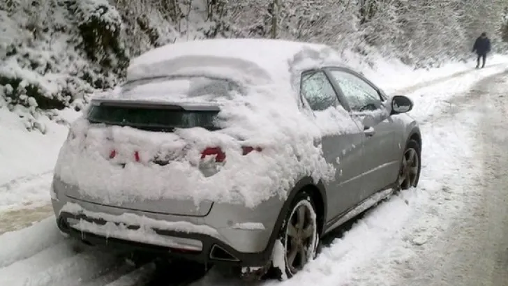 Greșeala pe care o fac toți șoferii iarna, când pornesc motorul